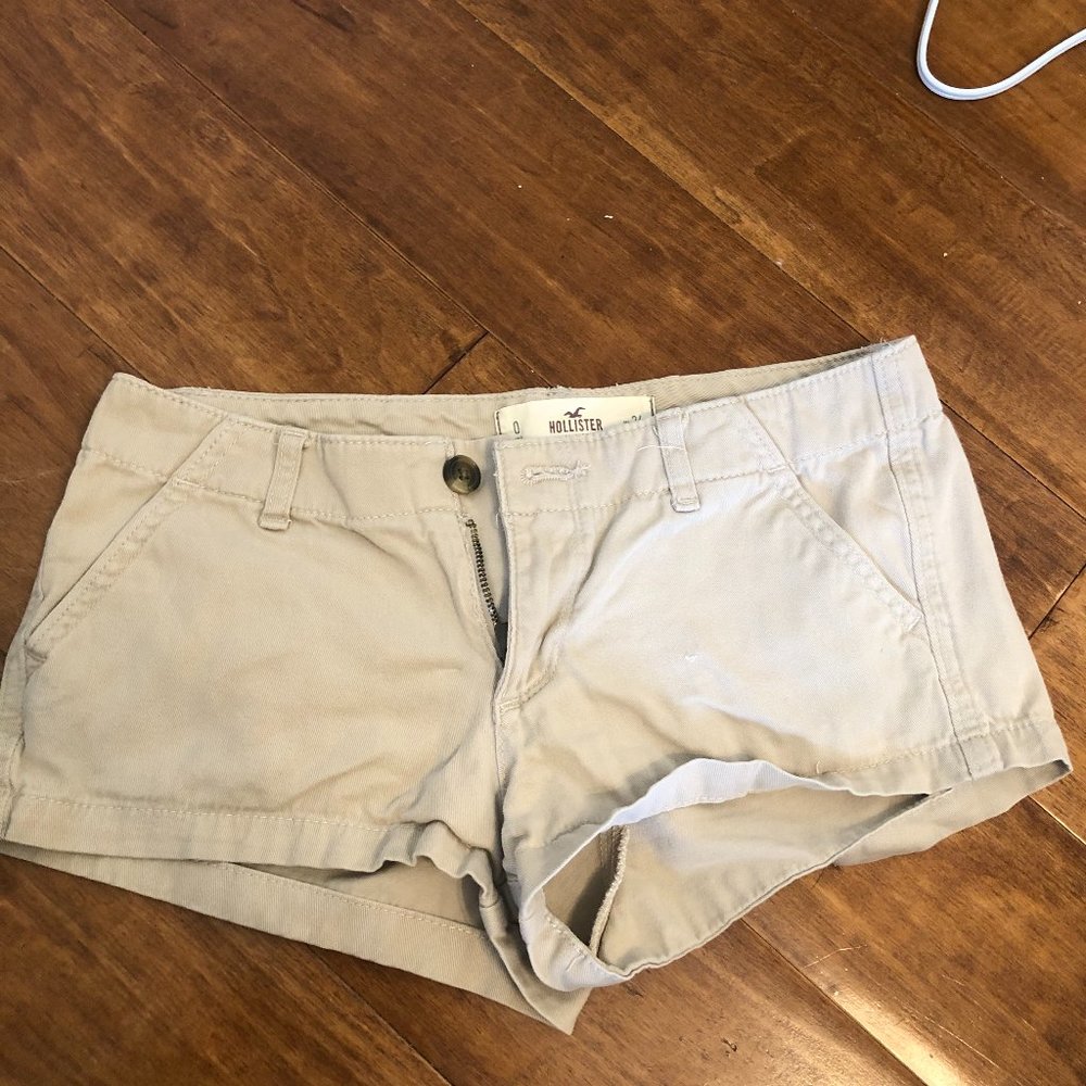 BEIGE HOLLISTER SHORT SHORTS